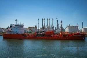 Un petrolier a fost atacat în Strâmtoarea Ormuz de o ambarcaţiune încărcată cu explozibili